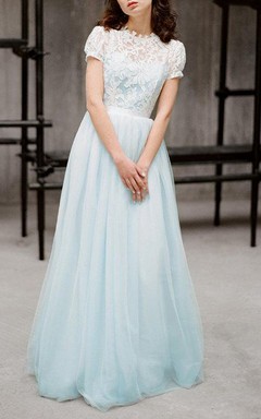 Robe courte en tulle, dentelle et satin avec boutons