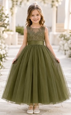 Robe de demoiselle d'honneur en tulle et dentelle vert olive, coupe trapèze, sans manches, ornée d'appliqués floraux et d'un nœud.