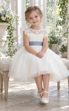 Elfenbeinfarbenes A-Linien-Kleid aus Spitze und Tüll, knielang, mit flatternden Ärmeln und blauer Schärpe, ideal für Blumenmädchen
