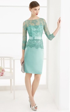Bleistiftförmiges, knielanges, perlenbesetztes Satin-Abendkleid mit Rundhalsausschnitt und 3-4 Ärmeln, verziert mit Perlen.