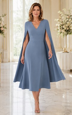 Elegantes, stahlblaues Chiffonkleid in A-Linie mit V-Ausschnitt, langen, geschlitzten Cape-Ärmeln und Teelänge – ein festliches Kleid für die Stiefmutter der Braut.