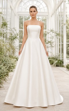 Minimalistisches, trägerloses Brautkleid aus Satin in A-Linie mit tiefem V-Ausschnitt am Rücken und Kapellenschleppe