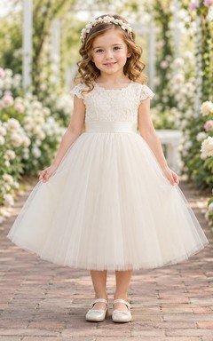 Vestido de niña de flores color marfil. Sencillo, largo hasta la rodilla, corte en A, encaje festoneado, manga corta, tul, satén, cintura.