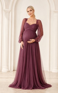 Burgunderfarbenes Umstands-Abendkleid aus Tüll mit eckigem Ausschnitt, Poetenärmeln und Falten