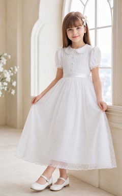 Weißes Satin-Teekleid mit eckigem Ausschnitt und kurzen Ärmeln, das sich auch als Kommunionkleid eignet