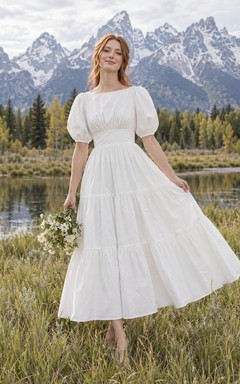 Vestido de novia sencillo de popelina tejida con escote barco, manga corta y volantes, largo hasta la rodilla.