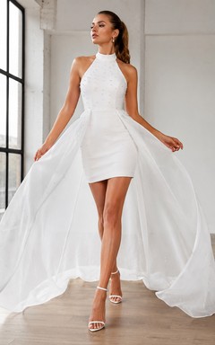 Vestido de recepción de boda moderno corto de gasa con escote halter y cola asimétrica desmontable