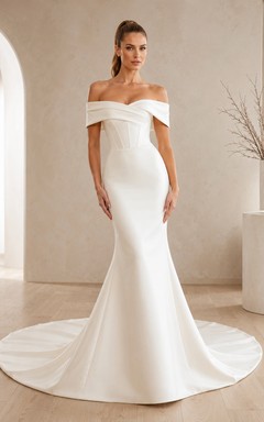 Robe de mariée sirène en satin poli, épaules dénudées, manches courtes, traîne chapelle, minimaliste, pour une cour intérieure.