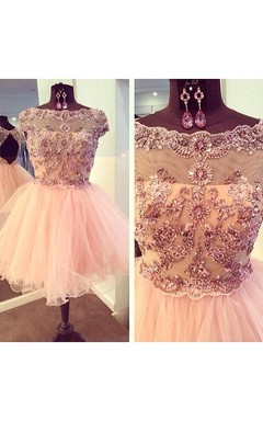 Robe en tulle plissée à volants et à encolure bateau ornée de perles