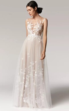 Robe de mariée vaporeuse sans manches en tulle, plissée empire et ornée d'appliqués de dentelle.