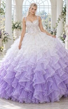 Vestido de novia de gala lila degradado con escote corazón, tirantes finos, corpiño bordado con cuentas y volantes de organza.