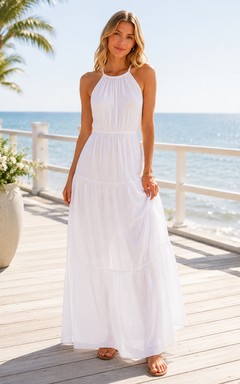 Vestido de invitada de boda blanco de gasa, corte A, escote halter, sin mangas, largo hasta el suelo.