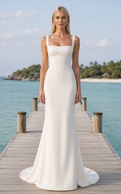Robe de mariée sirène en satin satiné, coupe sirène, col carré et bretelles larges, style minimaliste, idéale pour la plage. Dos échancré et traîne.