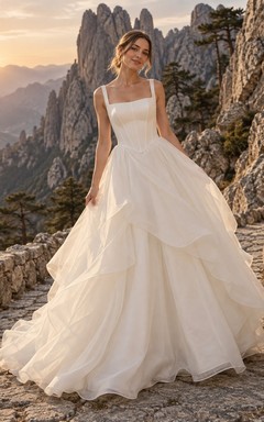 Romantisches, ärmelloses Ballkleid aus Organza mit quadratischem Ausschnitt und gestufter Schleppe