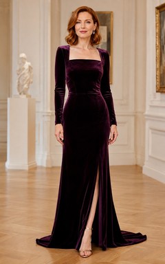 Schwarzes, elegantes Samtkleid mit eckigem Ausschnitt, langen Ärmeln und Schleppe