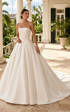 Trägerloses, plissiertes Satin-Ballkleid mit Kapellenschleppe – Resort-Hochzeitskleid
