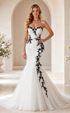 Schwarzes, trägerloses Brautkleid im Meerjungfrauenstil mit floralen Applikationen, herzförmigem Herzausschnitt, Tüllschleppe und langer Schleppe