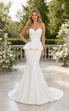 Trägerloses Meerjungfrauen-Brautkleid aus Satin mit Schößchen und Schleppe