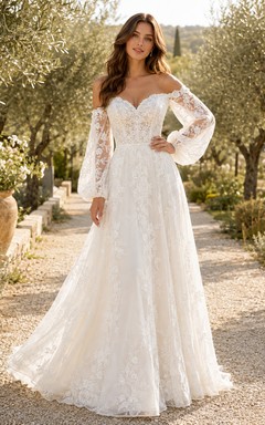 Robe de mariée à épaules dénudées, décolleté en cœur, manches longues illusion, application de dentelle et ourlet balayé