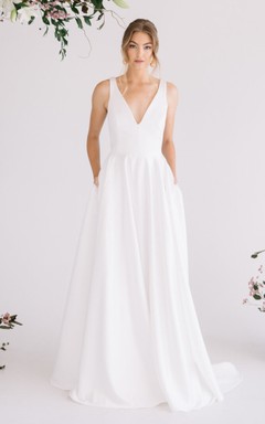 Robe de mariée glamour de coupe trapèze, col en V, poches et traîne