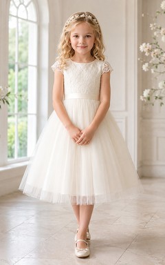 Robe de demoiselle d'honneur en tulle à manches courtes en dentelle, coupe trapèze, longueur thé, boutonnée au dos, idéale pour un jardin.
