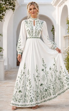 Robe d'invitée sobre, blanche et verte à fleurs, col montant, manches bouffantes longues, en satin, coupe trapèze, longueur au sol.
