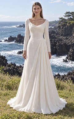 Schlichtes, langärmeliges Brautkleid in A-Linie mit Rundhalsausschnitt, seitlichen Falten und fließendem Schnitt