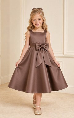 Schlichtes A-Linien-Kleid aus Satin mit Schleife, Rundhalsausschnitt, wadenlangem Rock und Schleifendetail.
