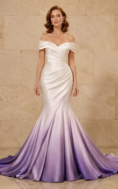 Lila Ombré-Meerjungfrauen-Brautkleid aus Satin mit schulterfreiem Schnitt, kurzen Ärmeln und Kathedralenschleppe