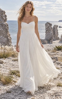 Vestido de novia de corte A de voile de algodón para fugarse, con escote corazón y tirantes cruzados en la espalda.
