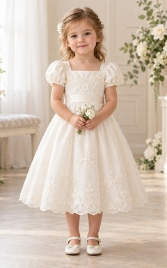 Teelanges, eckiges Ausschnitt-Kleid in Elfenbein mit A-Linien-Schnitt, floraler Spitze, Puffärmeln und Muschelsaum für Blumenmädchen