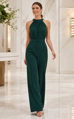 Dunkelgrüner, ärmelloser Jumpsuit aus Crêpe mit Neckholder, Raffungen und weitem Bein, bodenlang, für Firmenfeiern