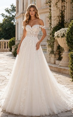 Robe de mariée raffinée en dentelle et tulle, épaules dénudées, manches courtes, coupe trapèze, traîne chapelle, applications florales, fermeture éclair au dos, décolleté festonné