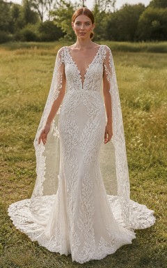 Vestido de novia de lujo de manga larga estilo sirena con escote en V, capa de encaje y cola catedral.