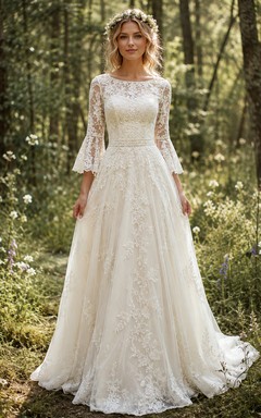 Vestido de novia bohemio discreto con escote ilusión tipo barco, mangas acampanadas y cola en línea A de encaje floral.