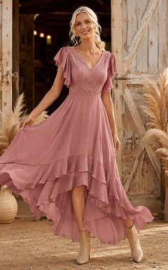 Altrosafarbenes, kurzärmeliges, gestuftes Chiffonkleid mit asymmetrischem Saum und Rüschen in A-Linie