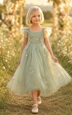 Vestido de niña de las flores color salvia, encaje y tul, corte en A, mangas con volantes, escote redondo, largo midi, apliques florales.