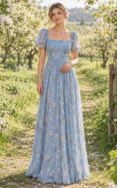 Vestido largo de dama de honor azul cielo con cuello cuadrado y estampado floral, mangas abullonadas, estilo campestre.