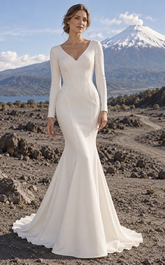 Vestido de novia de crepé de manga larga con escote en V, corte sirena, costuras princesa y cola.