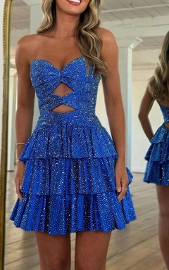 Vestido de fiesta azul sin tirantes con volantes y lentejuelas