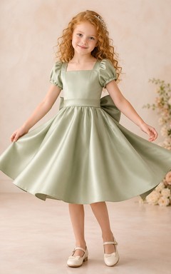 Robe moderne mi-longue trapèze pour demoiselle d'honneur, en satin sauge, manches bouffantes, nœud au dos et col carré, style champêtre.
