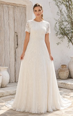 Vestido de novia clásico de corte A, largo hasta el suelo, estilo barco, con mangas cortas de encaje.