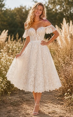 Vestido de novia bohemio de encaje con escote palabra de honor y largo hasta la rodilla para ceremonia en jardín campestre