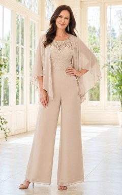 Conjunto de pantalón y chaqueta Champagne Mother con capa, corpiño con cuentas y pantalón de pierna ancha.