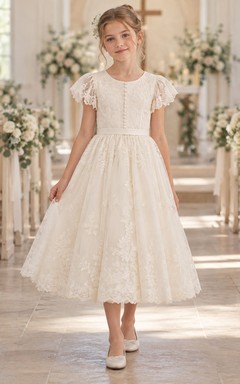 Vestido de niña de flores vintage de corte A con encaje floral color marfil, mangas con volantes y botones delanteros, largo hasta la rodilla.