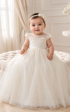 Robe de baptême délicate en tulle sans manches, coupe trapèze, ornée de perles, élégante et romantique, en dentelle adorable.