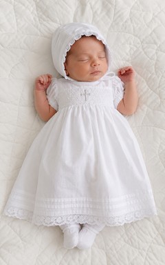 Vestido de bautizo vintage modesto, corte en A, manga corta, encaje de algodón, largo hasta la rodilla, con gorrito, color blanco.