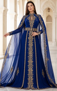 Schlichtes, königsblaues Ballkleid mit hohem Kragen, langen Ärmeln und goldbesticktem Cape in Bodenlänge