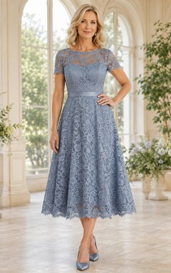 Elegantes, schieferblaues Cocktailkleid in Teelänge mit A-Linien-Schnitt, Spitze, Illusion-U-Boot-Ausschnitt, kurzen Ärmeln und geschwungenem Saum – perfekt für die Mutter der Braut.