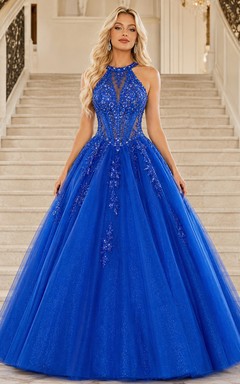 Vestido de quinceañera largo hasta el suelo, sin mangas, con cuello halter, tul, apliques de encaje y pedrería, de color azul rey.